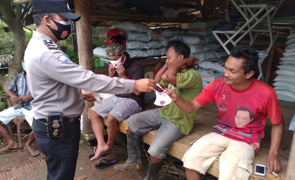 Personel Polres Majalengka Polda Jabar Bagi Masker Gratis dan Selalu ingatkan Warganya Agar Menggunakan Masker